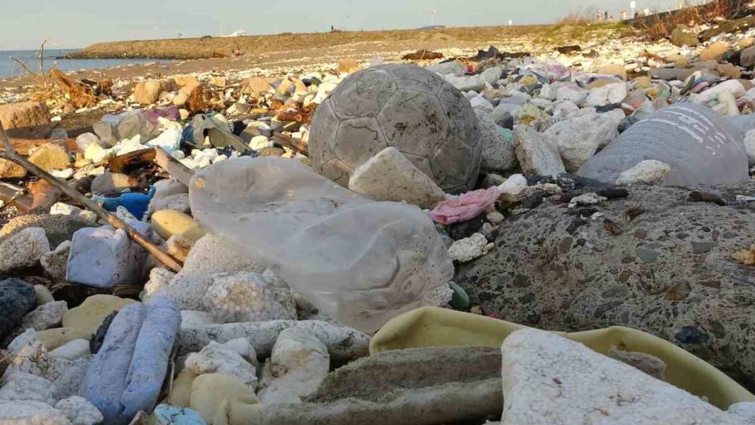 Karadeniz çöplüğe döndü! Dalgalar denize atılan çöpleri kıyıya taşıdı 5